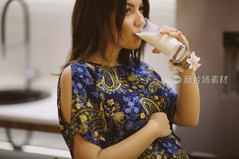 孕妇在家喝一杯牛奶