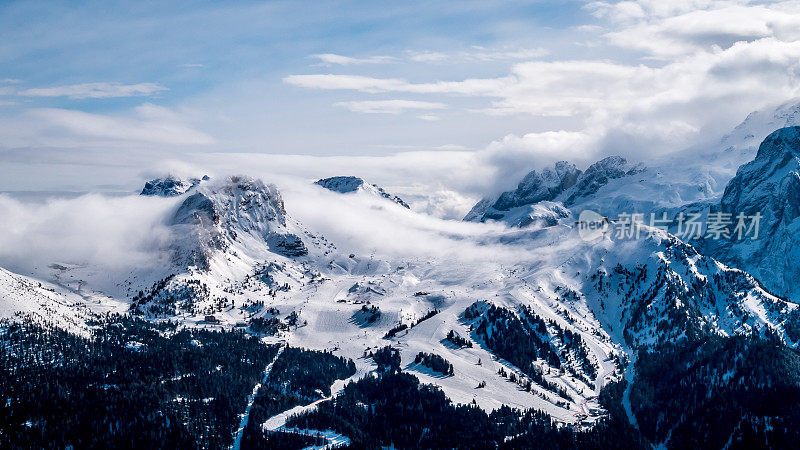 意大利卡纳泽阿尔卑斯山顶上飘着云雾。法沙的滑雪场。
