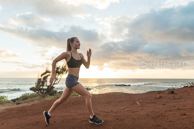 在夏威夷海岸线上独自跑步的女性