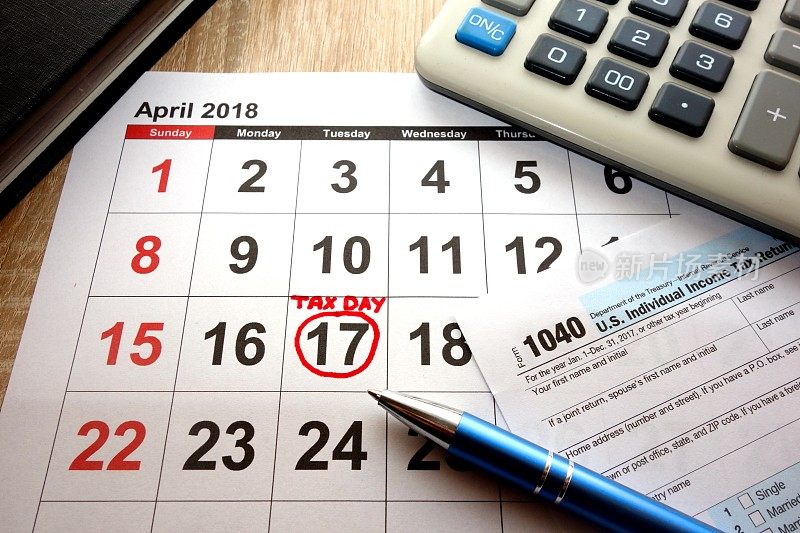 办公桌上的日历显示日期为2018年4月17日