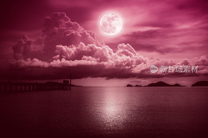 天空景观与满月的海景到夜晚。宁静自然。