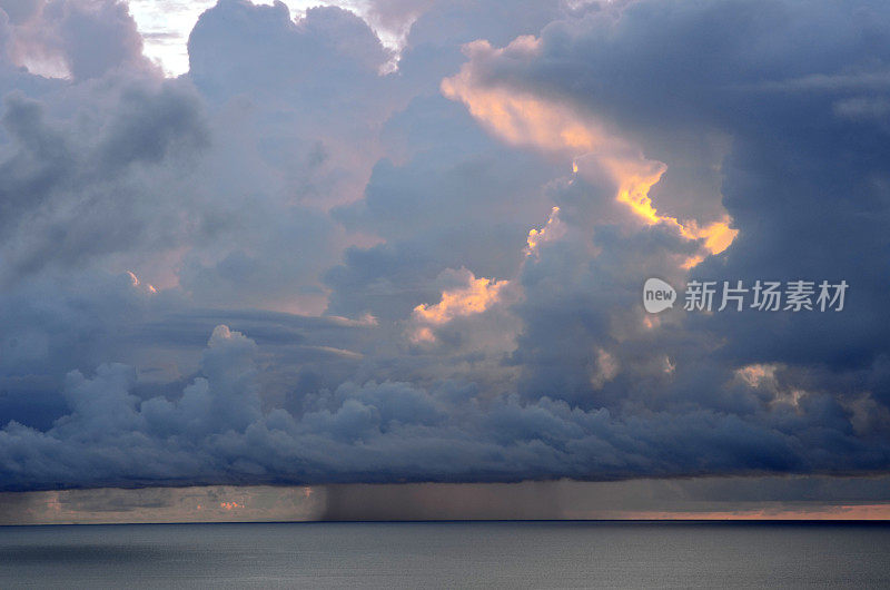 日出时大西洋上空的雷雨