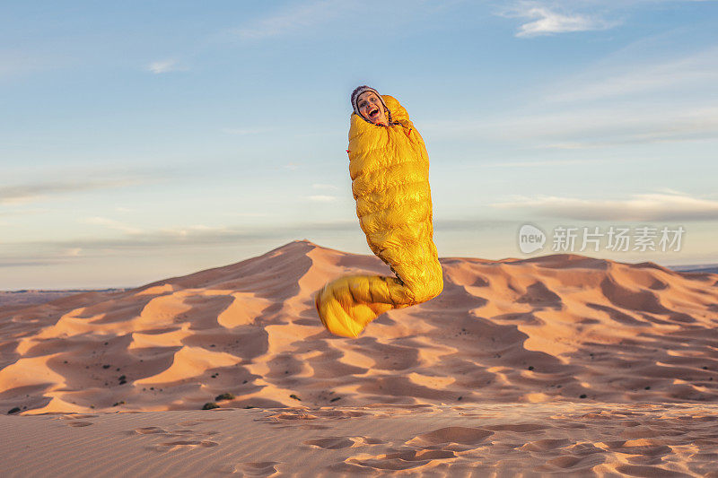 欣赏沙漠的日落。在睡袋里跳