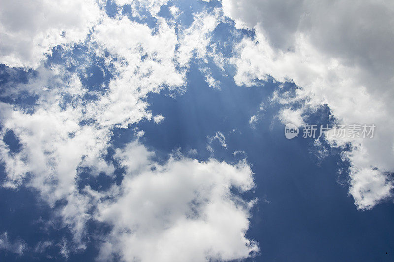 晴朗的日子里蓝色多云的天空背景。