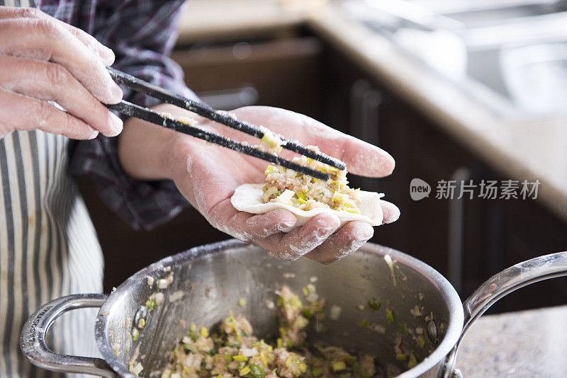 手工制作的传统中国饺子和馒头