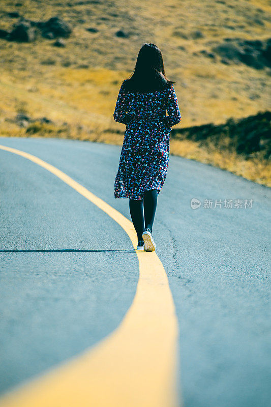 年轻女子在路上走着