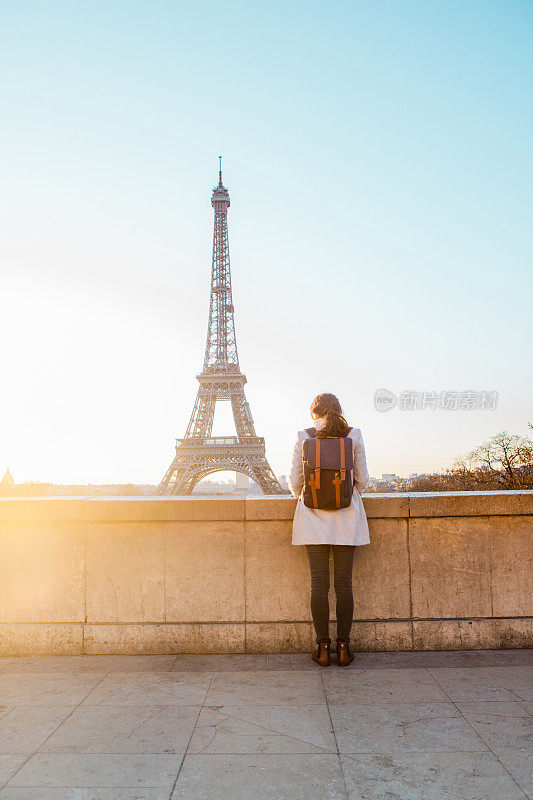 在巴黎看埃菲尔铁塔的女人