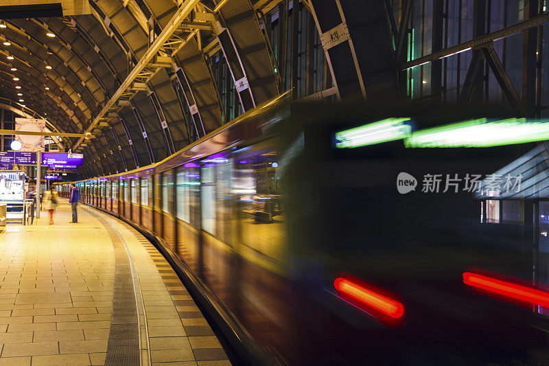 柏林亚历山大广场火车站S-Bahn列车