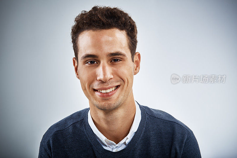 英俊的年轻人满意地微笑着