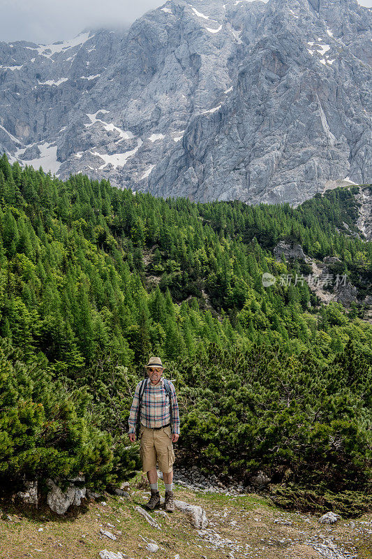 在阿尔卑斯山徒步旅行的高级登山家