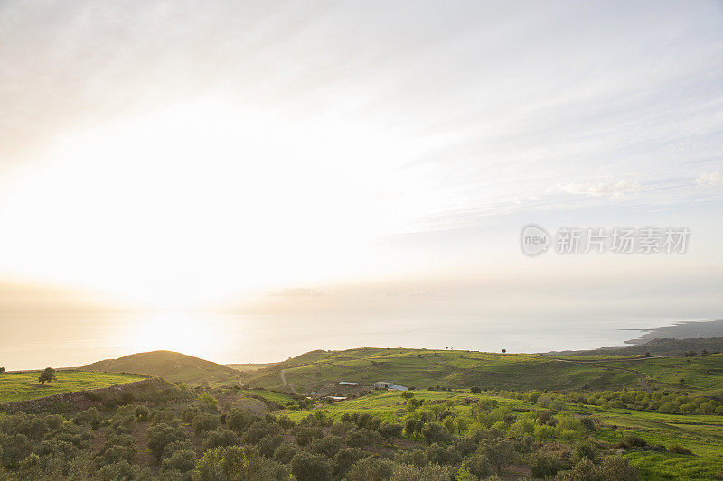 日出时，从山上眺望远处的大海