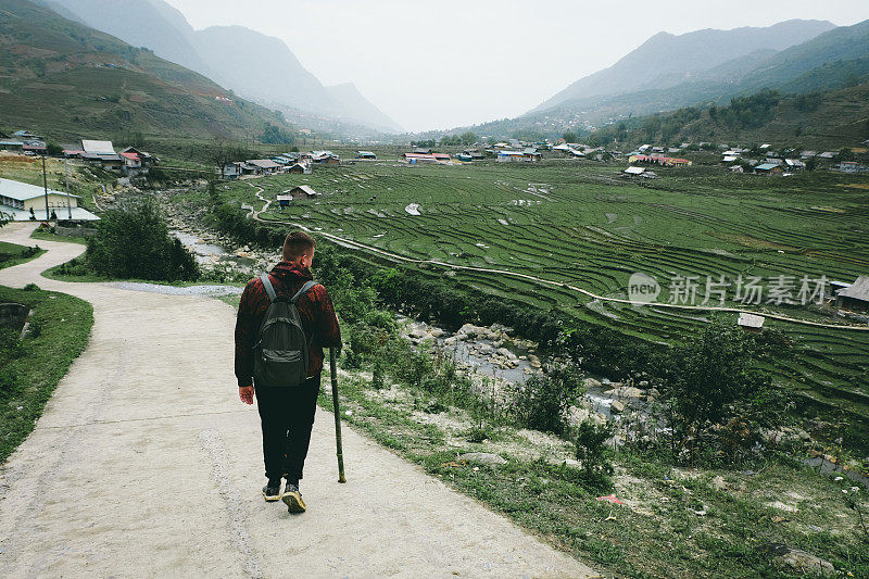 背着背包在越南梯田徒步旅行的男子