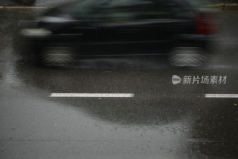 倾盆大雨时汽车在路上行驶