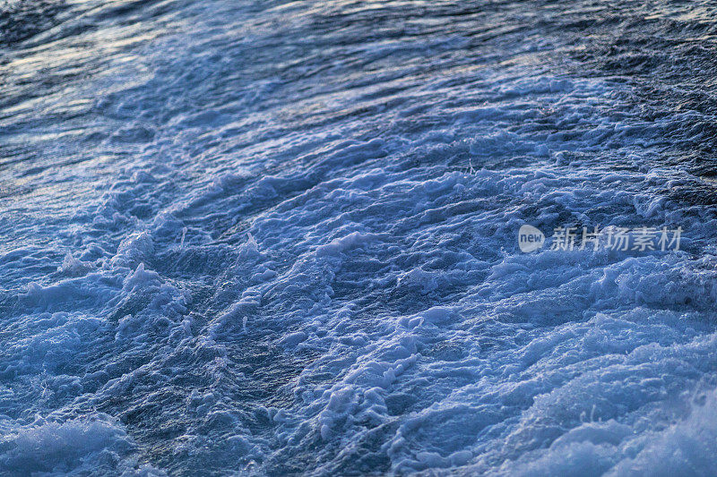 蓝色背景的水运动在美丽的安大略湖，在乔治亚湾。