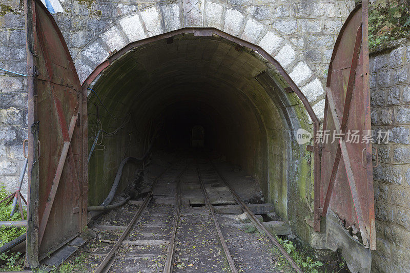 成年探险家在坑道，煤矿地下入口隧道