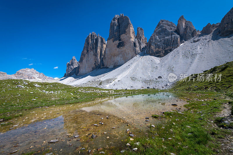 意大利欧洲阿尔卑斯山Dolomites区拉瓦雷多冰城北侧的小湖