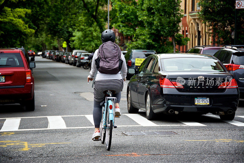 城市生活，纽约，女自行车附近的车辆，布鲁克林