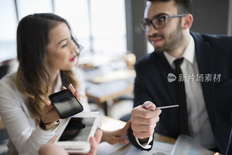 女子坚持在午餐会议后用手机支付