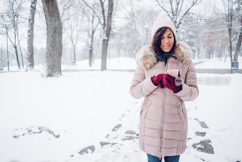 一个在雪地里打电话的女人