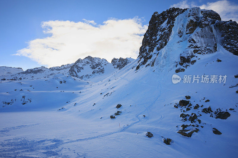 山顶的高山景观。意大利阿尔卑斯山滑雪场。航道Tonale。意大利、欧洲。