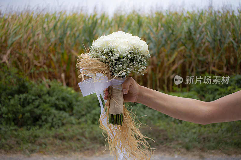 婚礼特写的白色新娘花束