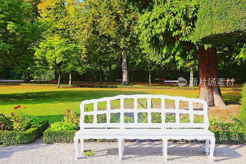 坐下来休息一下……秋天的奥地利，萨尔茨堡公园角落里的长椅