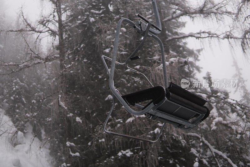 在美丽的奥地利山区的缆车上的空椅子