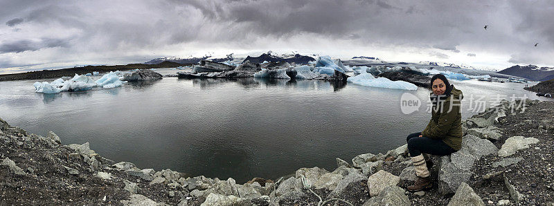 在冰岛Jokulsarlon的冰山上欣赏风景的女人