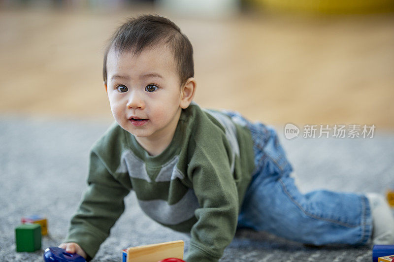 幼儿园里可爱的小男孩