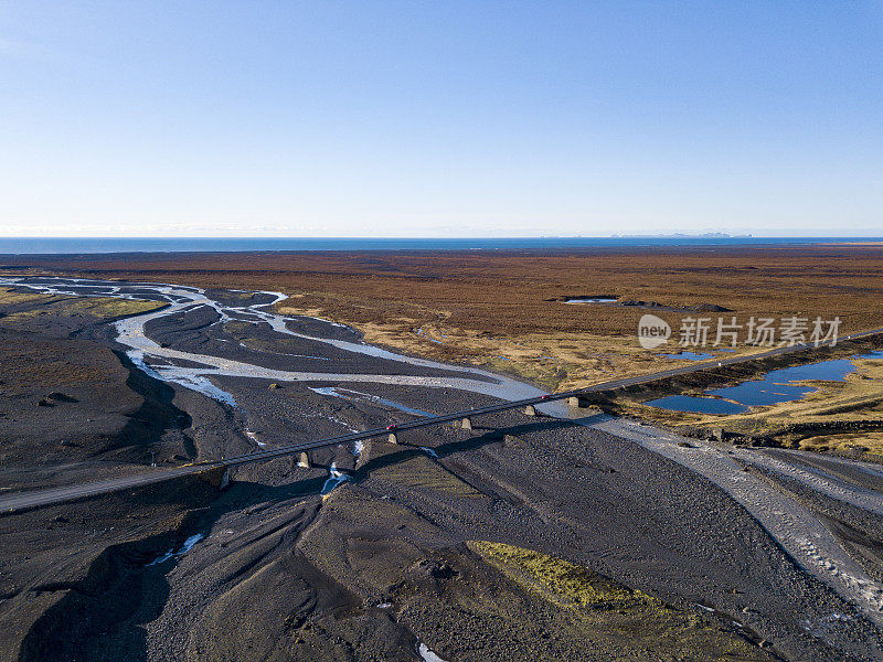 穿越冰岛火山景观的桥路