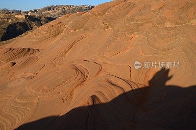 壮观如波涛般的丹霞地貌