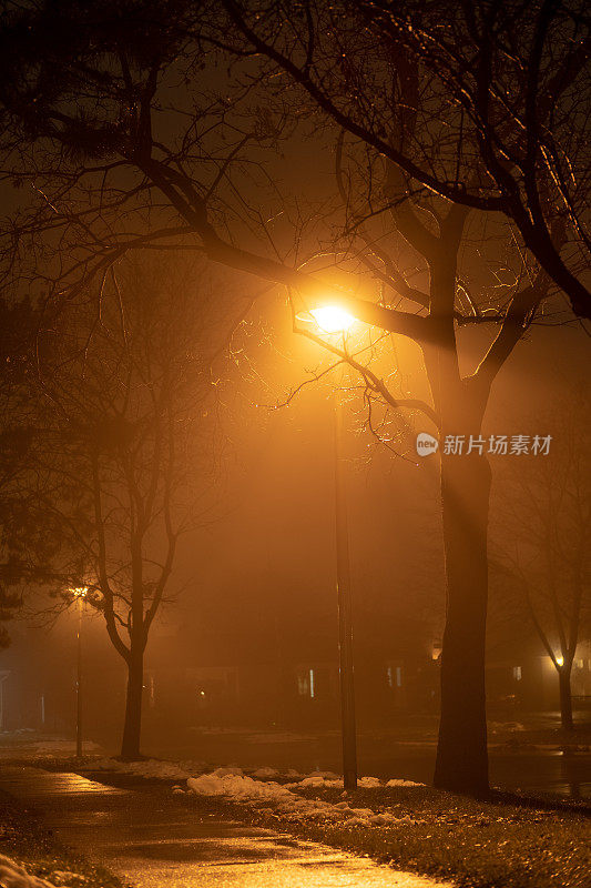雾天夜里的街灯