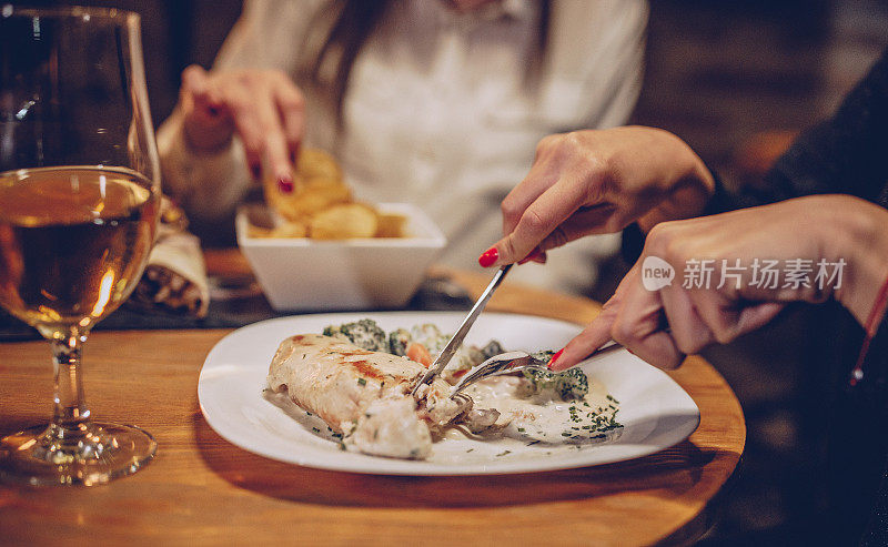 在餐馆吃晚餐的女人