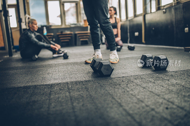 女性在健身房锻炼后放松