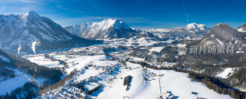 奥地利萨尔兹卡默古特的Ausseerland，坏澳西被雪覆盖的全景