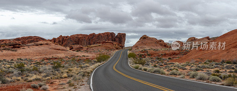 红岩峡谷的空旷沙漠路