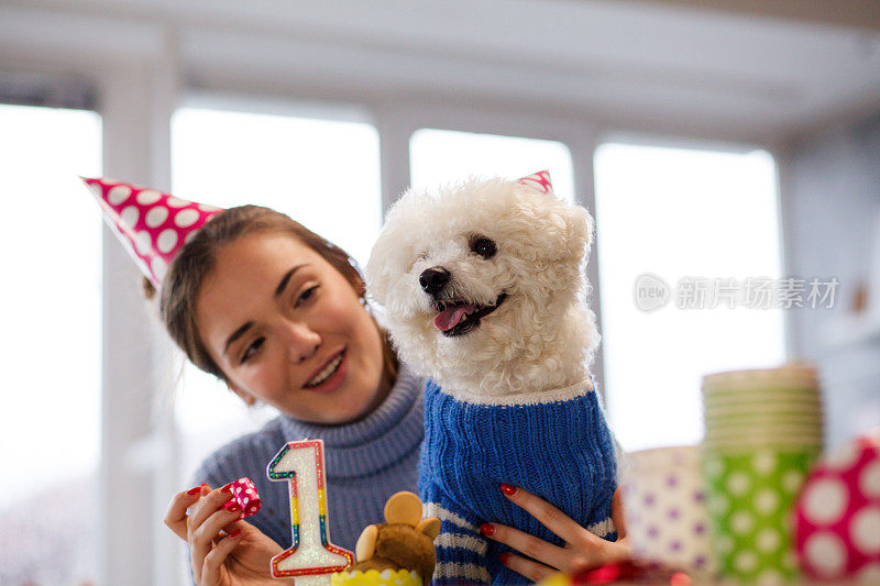 女孩和她的狗庆祝狗的一岁生日