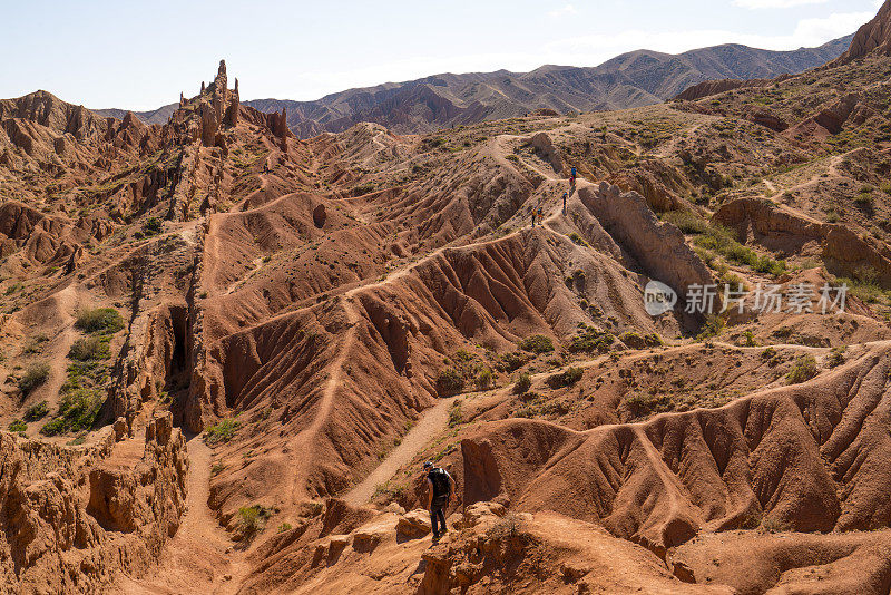 游客在童话峡谷，Skazka，吉尔吉斯斯坦