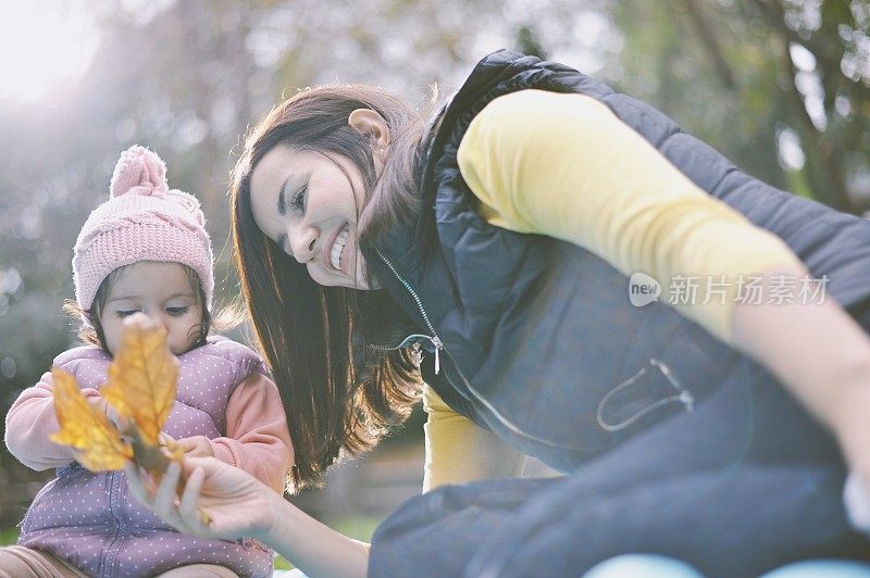 黑发妈妈花时间和她的小女孩在公园
