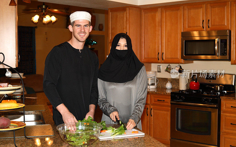 中东夫妇在厨房里做沙拉