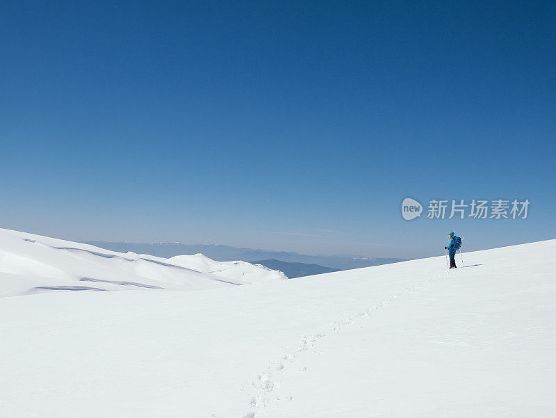 女攀登者正在攀登这座高海拔山峰的顶峰