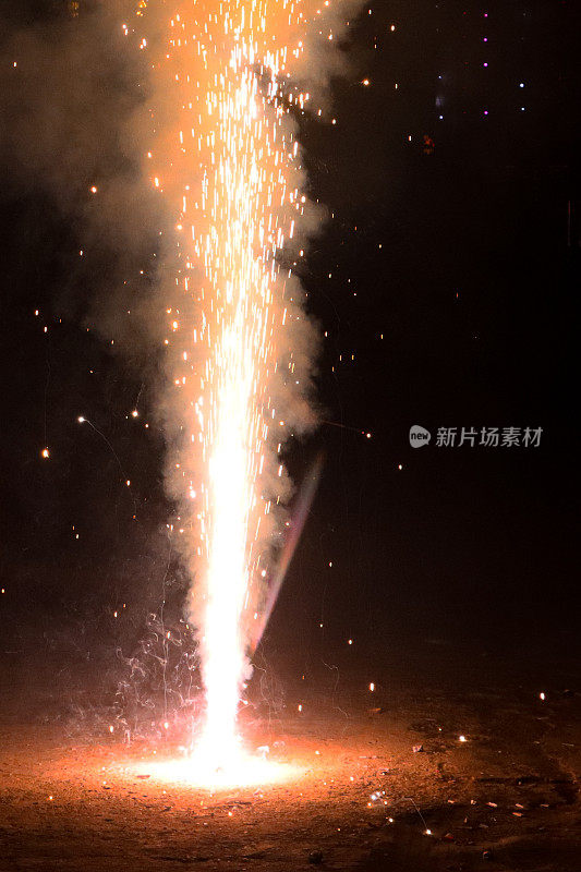 点燃的喷泉烟花与羽毛般的火花，印度传统的灯节，排灯节