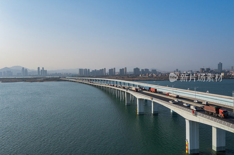 跨海大桥交通流鸟瞰图