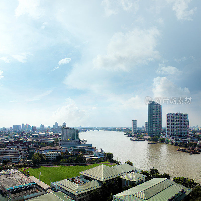 曼谷的高角度河滨城市景观与高楼大厦在阳光明媚的蓝色天空在泰国