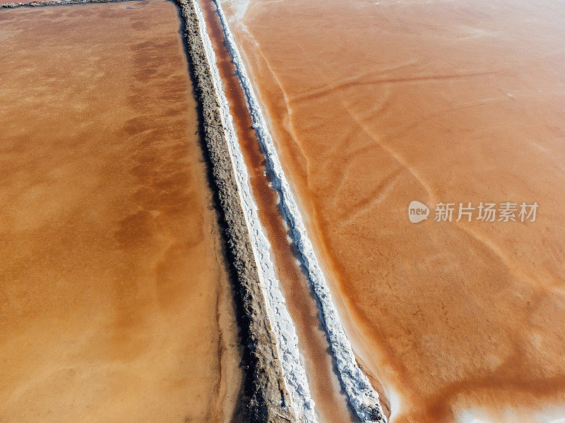 意大利西西里岛橙色盐滩的鸟瞰图