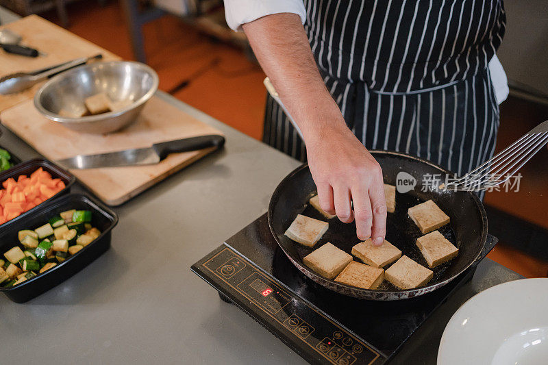 厨师烹饪健康的食物