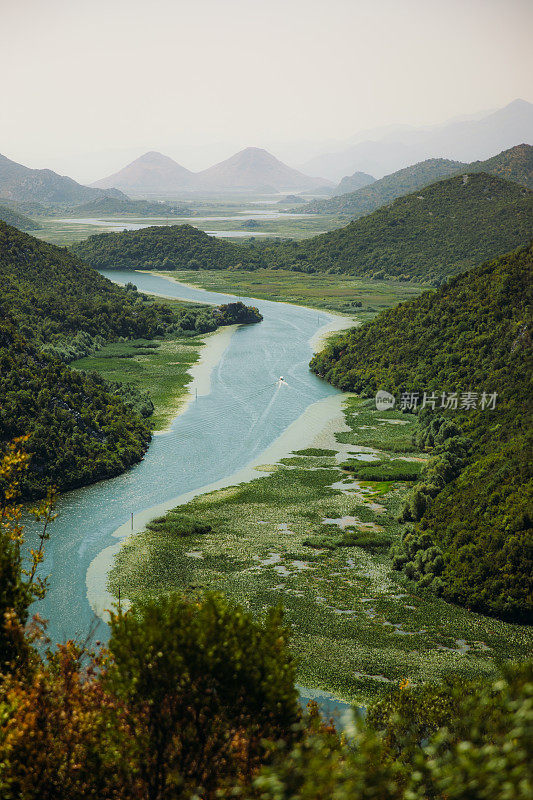 在黑山的斯卡达尔湖国家公园的绿色山景之上的日出风景