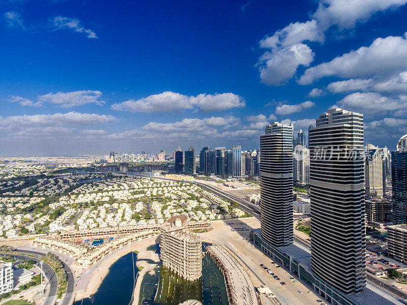 迪拜码头的无人机。令人惊叹的城市中心天际线与豪华摩天大楼在一个阳光明媚的日子，阿拉伯联合酋长国。