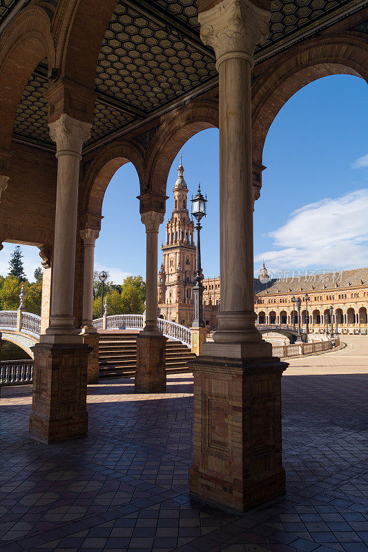 从主楼看España广场北塔。塞维利亚的建筑综合体和象征性的地方，以其美丽的外观和柱子而闻名(西班牙)。