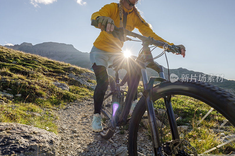 女山地自行车手在夏天沿着高山小道骑行